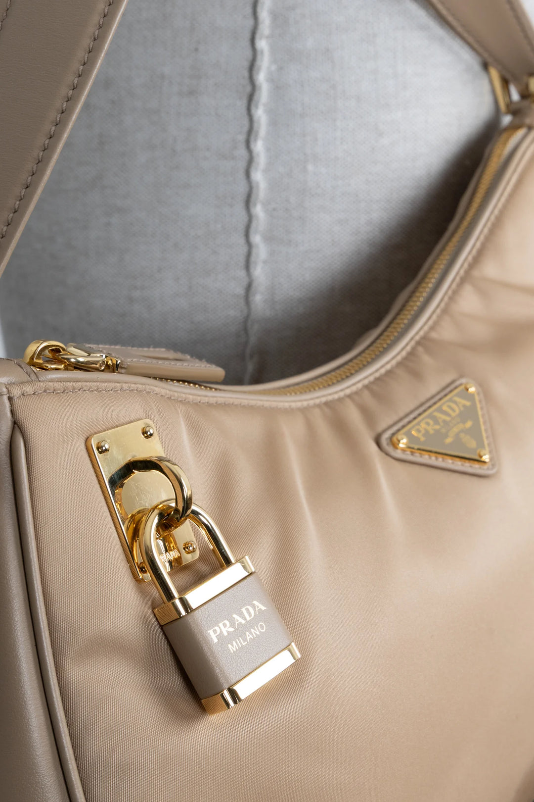 PRADA Aimée Grand sac à bandoulière en re-nylon Beige