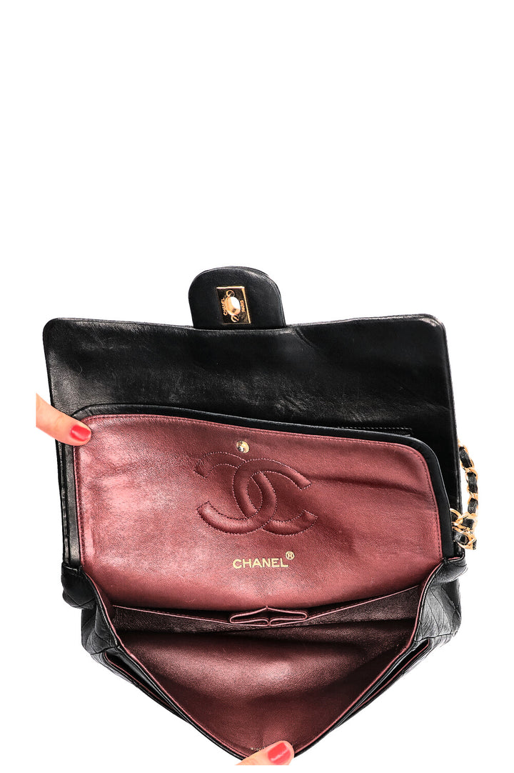 CHANEL Sac moyen à double rabat Noir