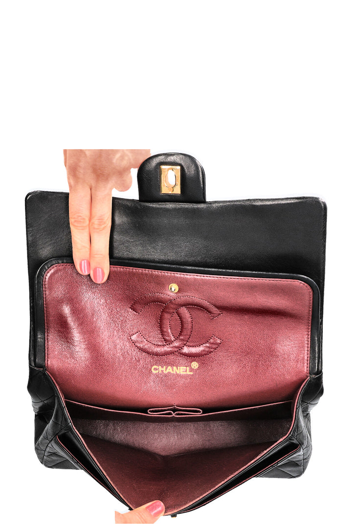 CHANEL Sac moyen à double rabat Noir