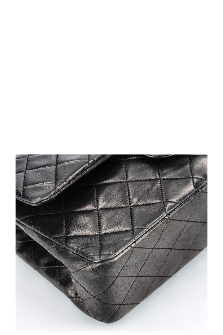 CHANEL Sac moyen à double rabat Noir