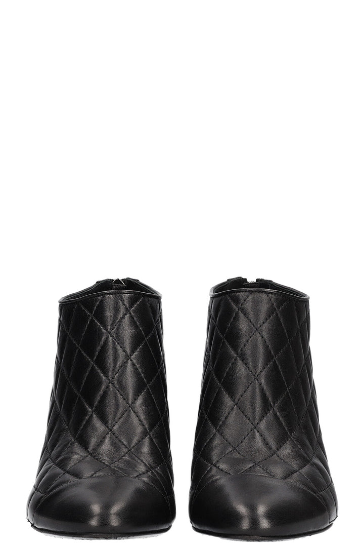 CHANEL Chaussons Matelassés Noir