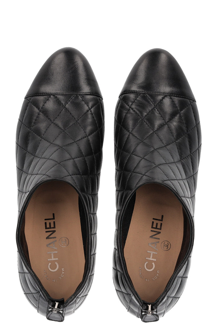 CHANEL Chaussons Matelassés Noir