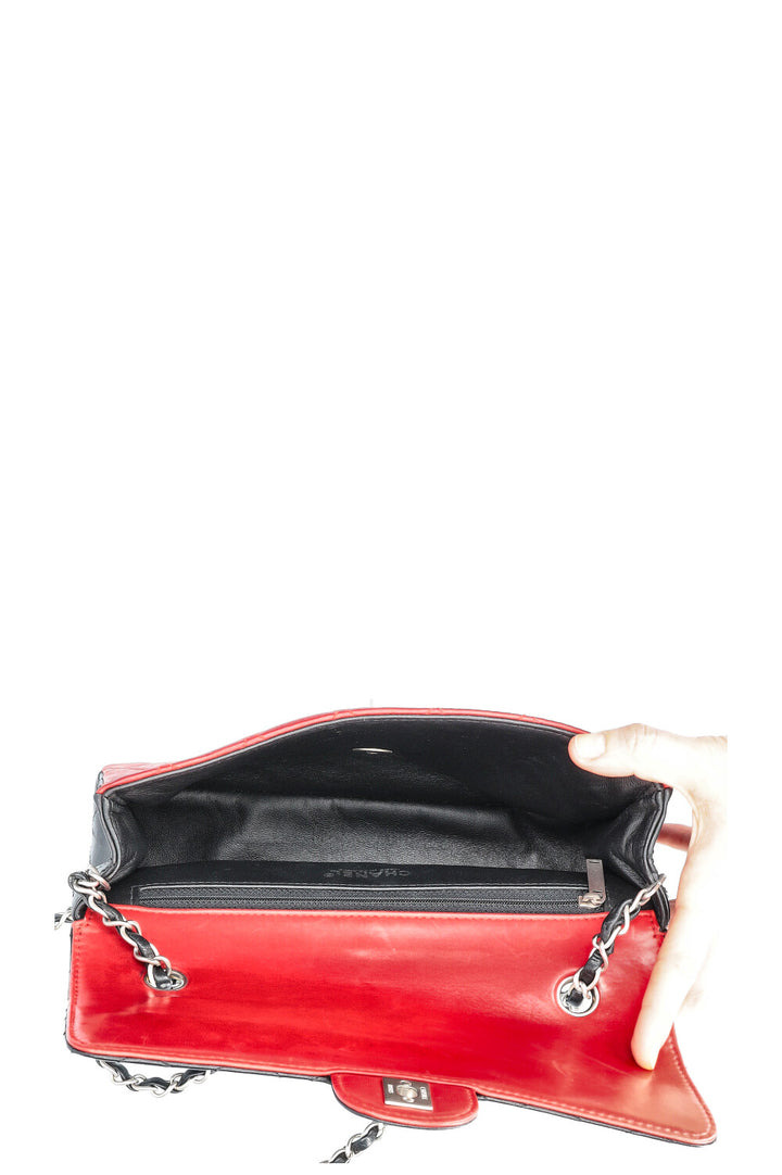 CHANEL Sac à rabat unique Noir Rouge