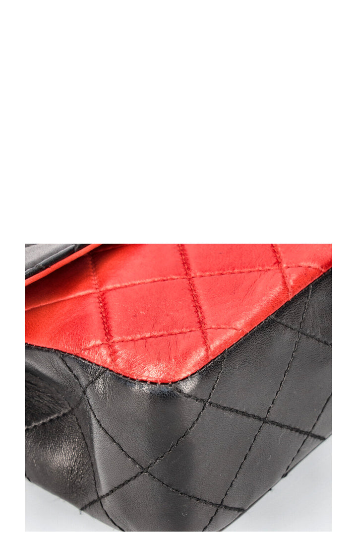 CHANEL Sac à rabat unique Noir Rouge