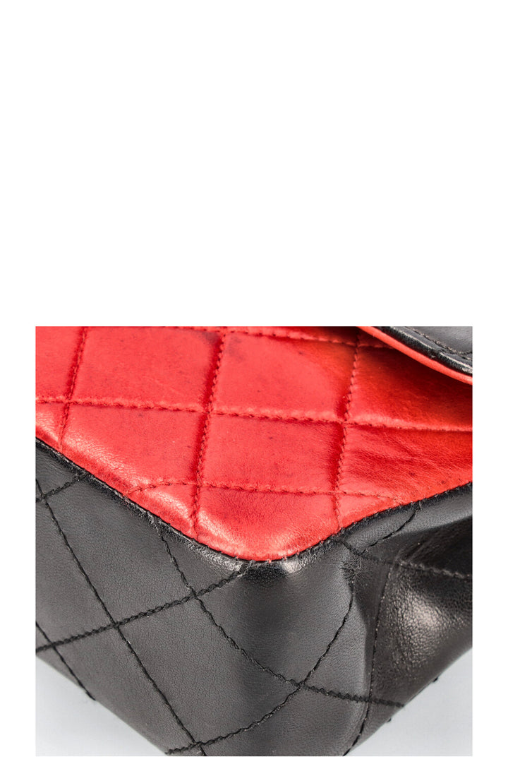 CHANEL Sac à rabat unique Noir Rouge