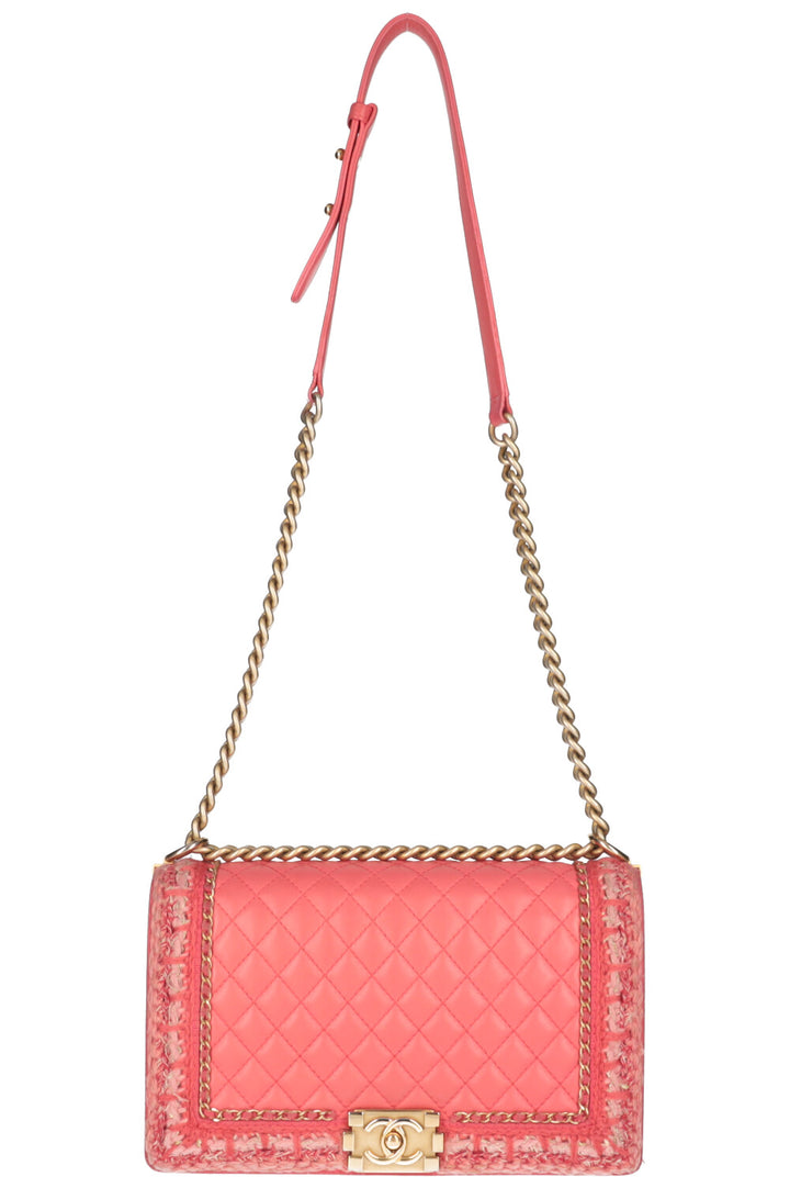 CHANEL Grand sac garçon en tweed rose