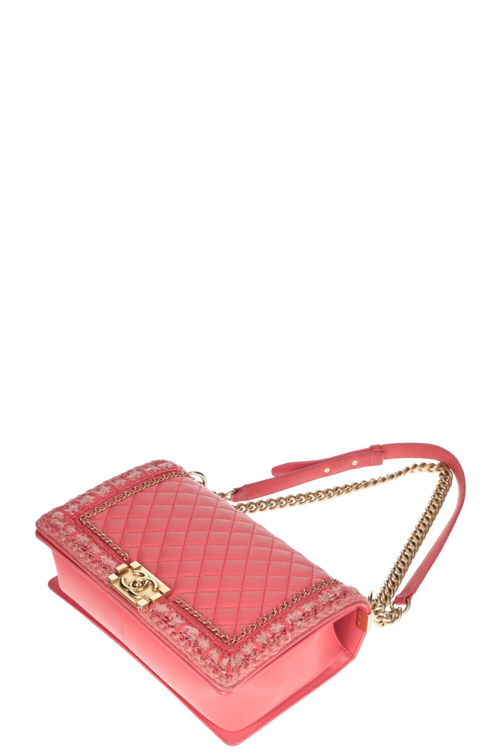 CHANEL Grand sac garçon en tweed rose