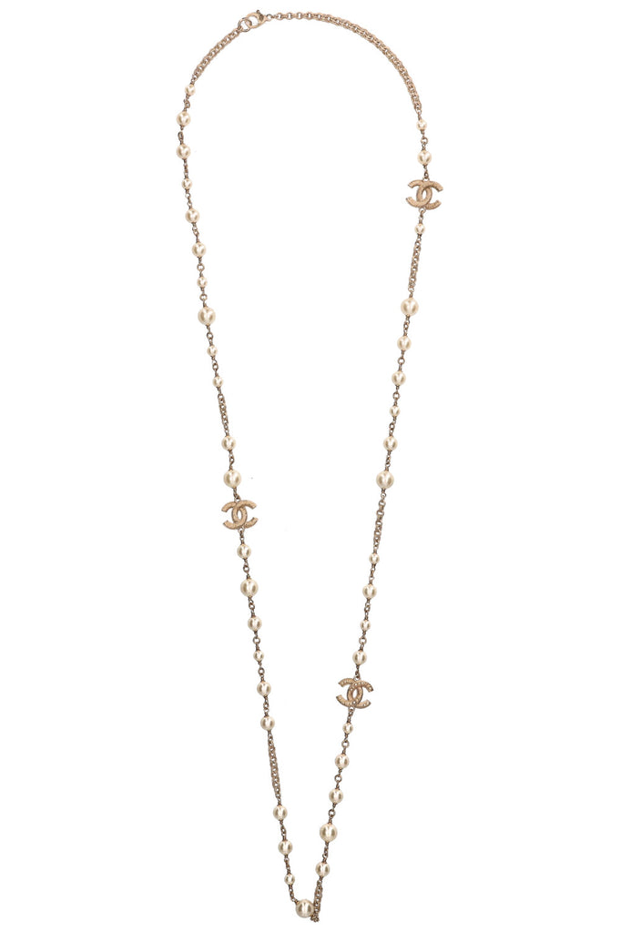Chanel pearl necklace 2019 top