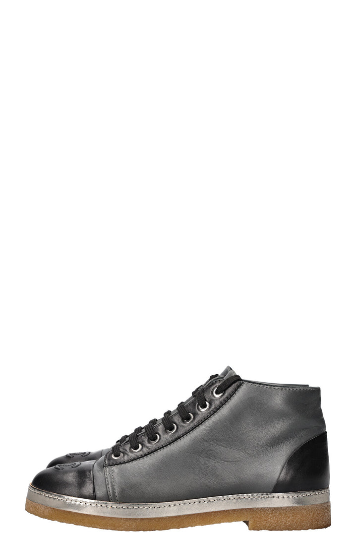 CHANEL Baskets Montantes Gris et Noir