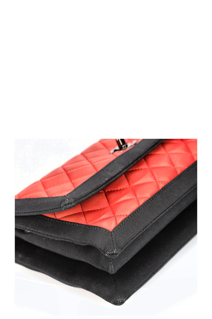 CHANEL Sac à rabat unique Rouge Noir