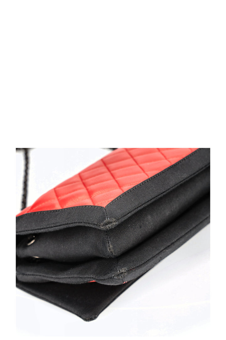 CHANEL Sac à rabat unique Rouge Noir
