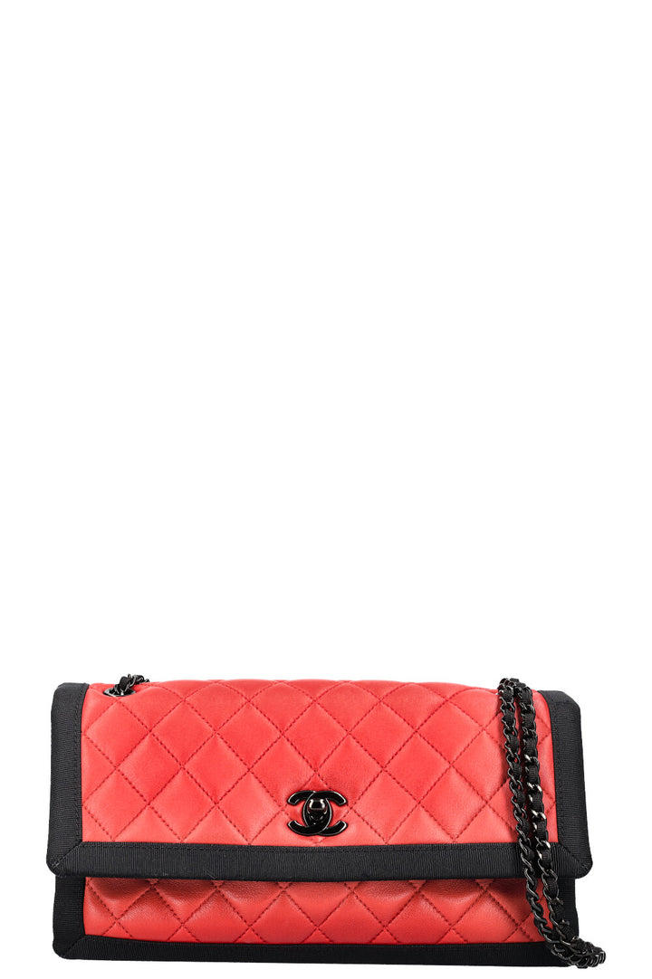 CHANEL Sac à rabat unique Rouge Noir