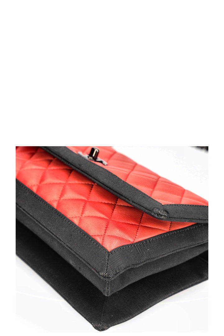 CHANEL Sac à rabat unique Rouge Noir