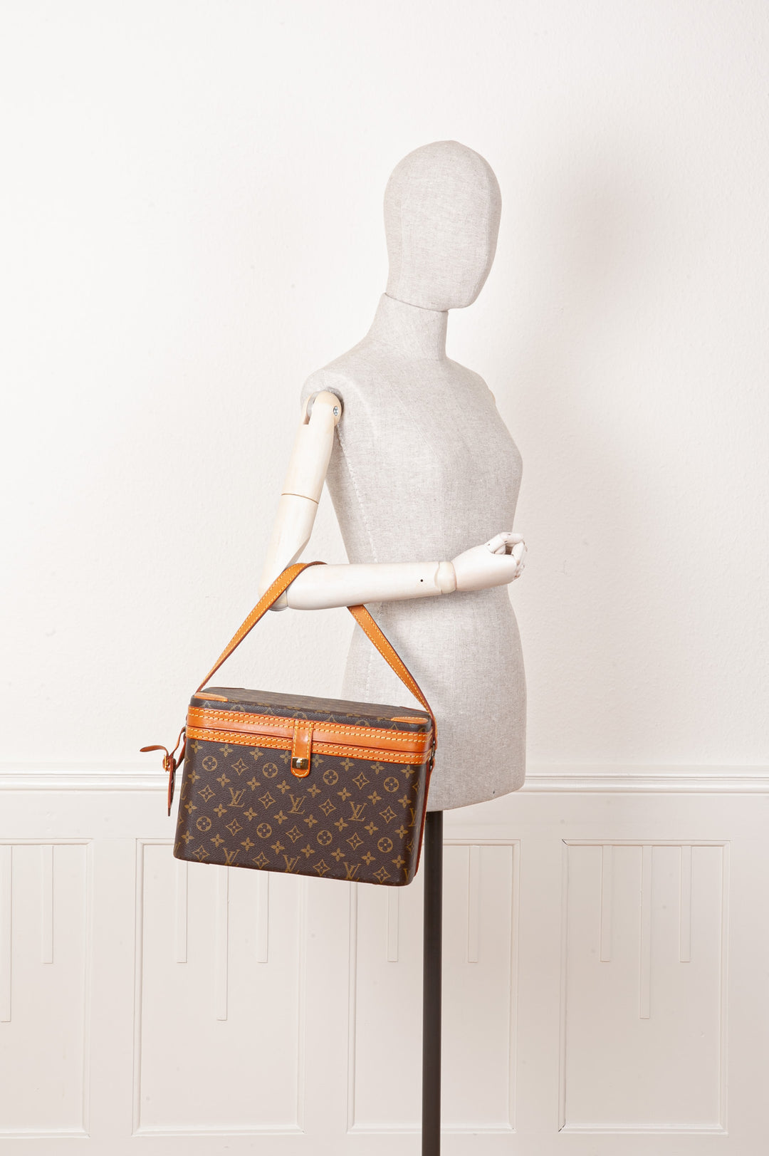 LOUIS VUITTON Cosmetic Trunk Canvas MNG