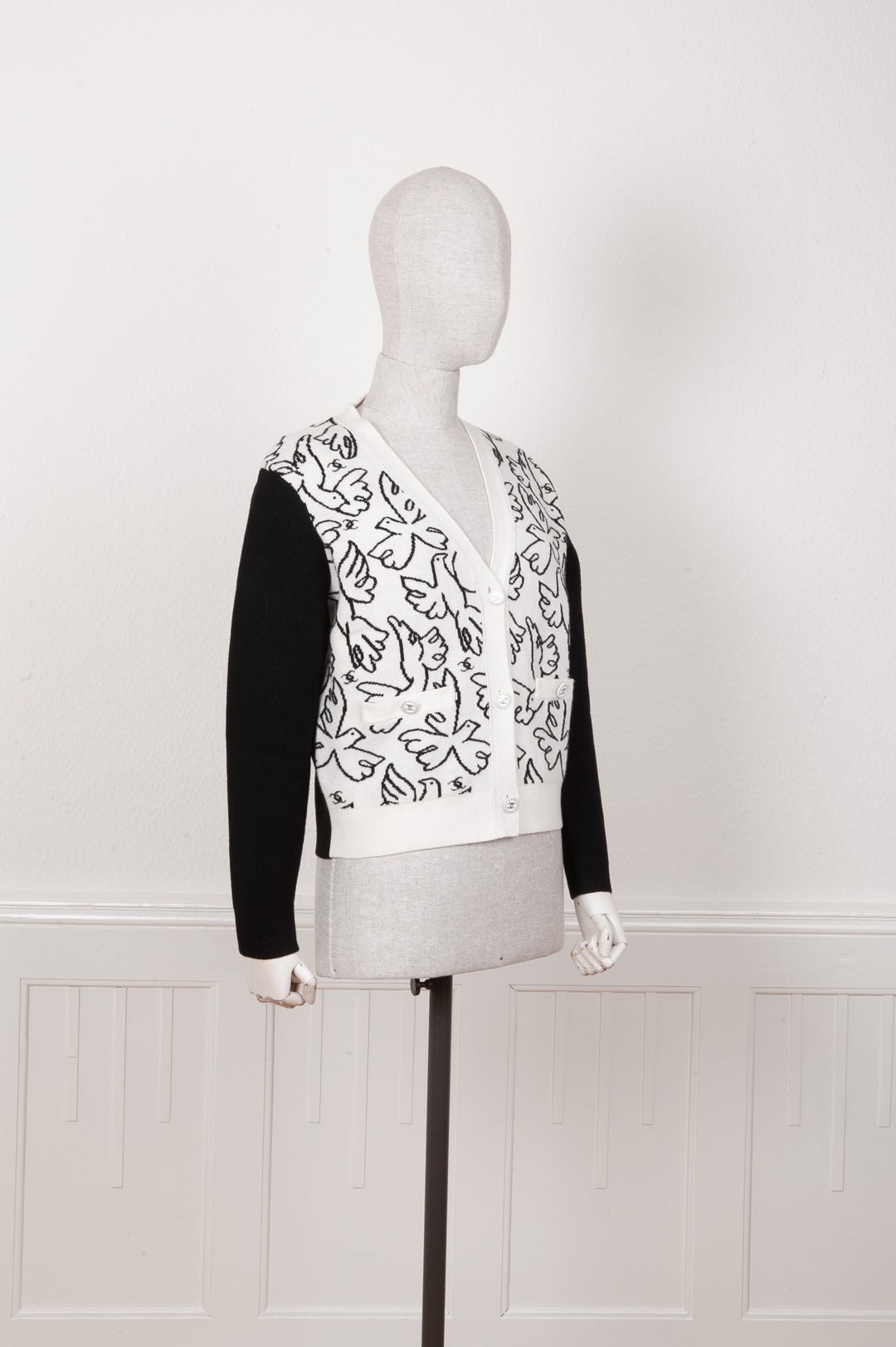 CHANEL Knit Cardigan Cashmere Doves Cruise 22