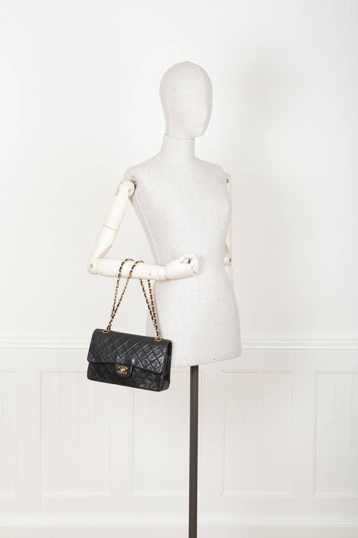 CHANEL Sac moyen à double rabat Noir