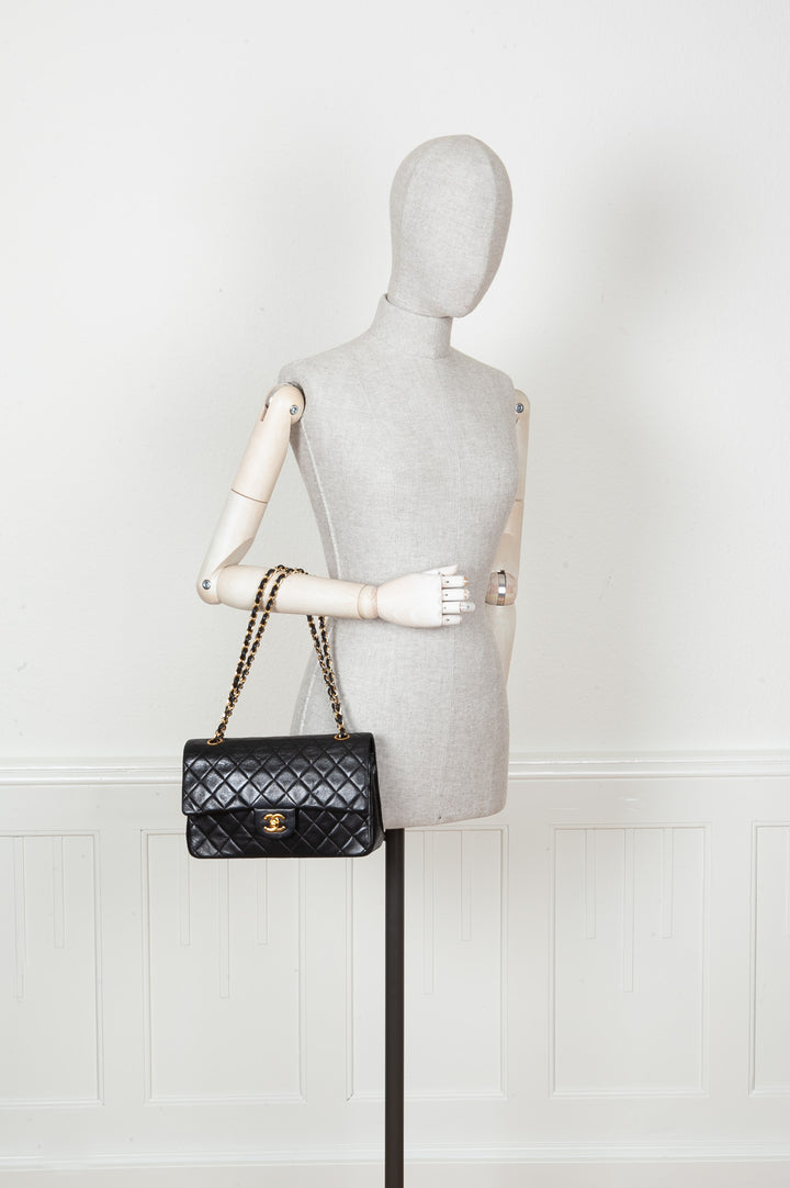 CHANEL Sac moyen à double rabat Noir
