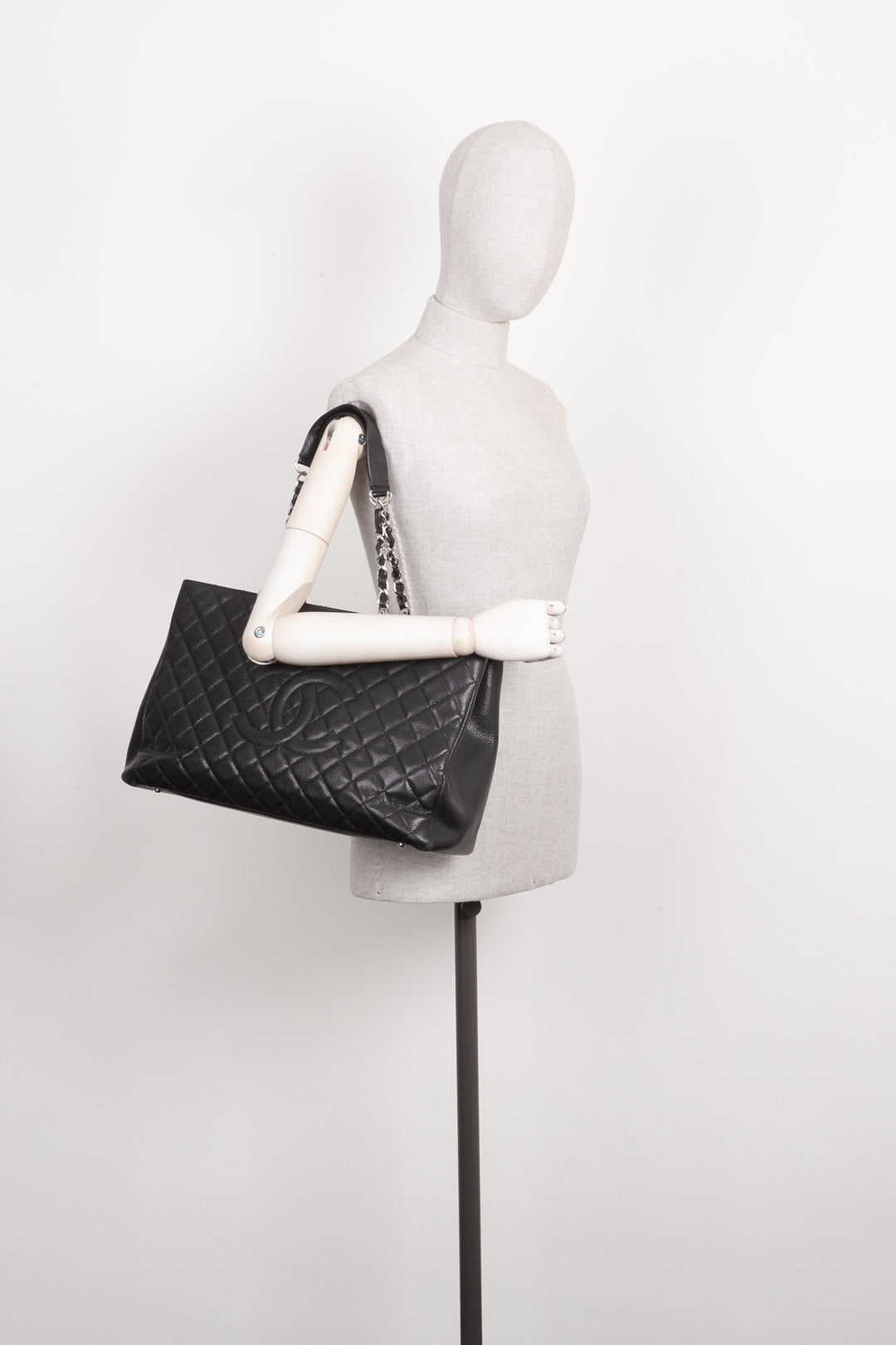 CHANEL GST XL Noir Caviar