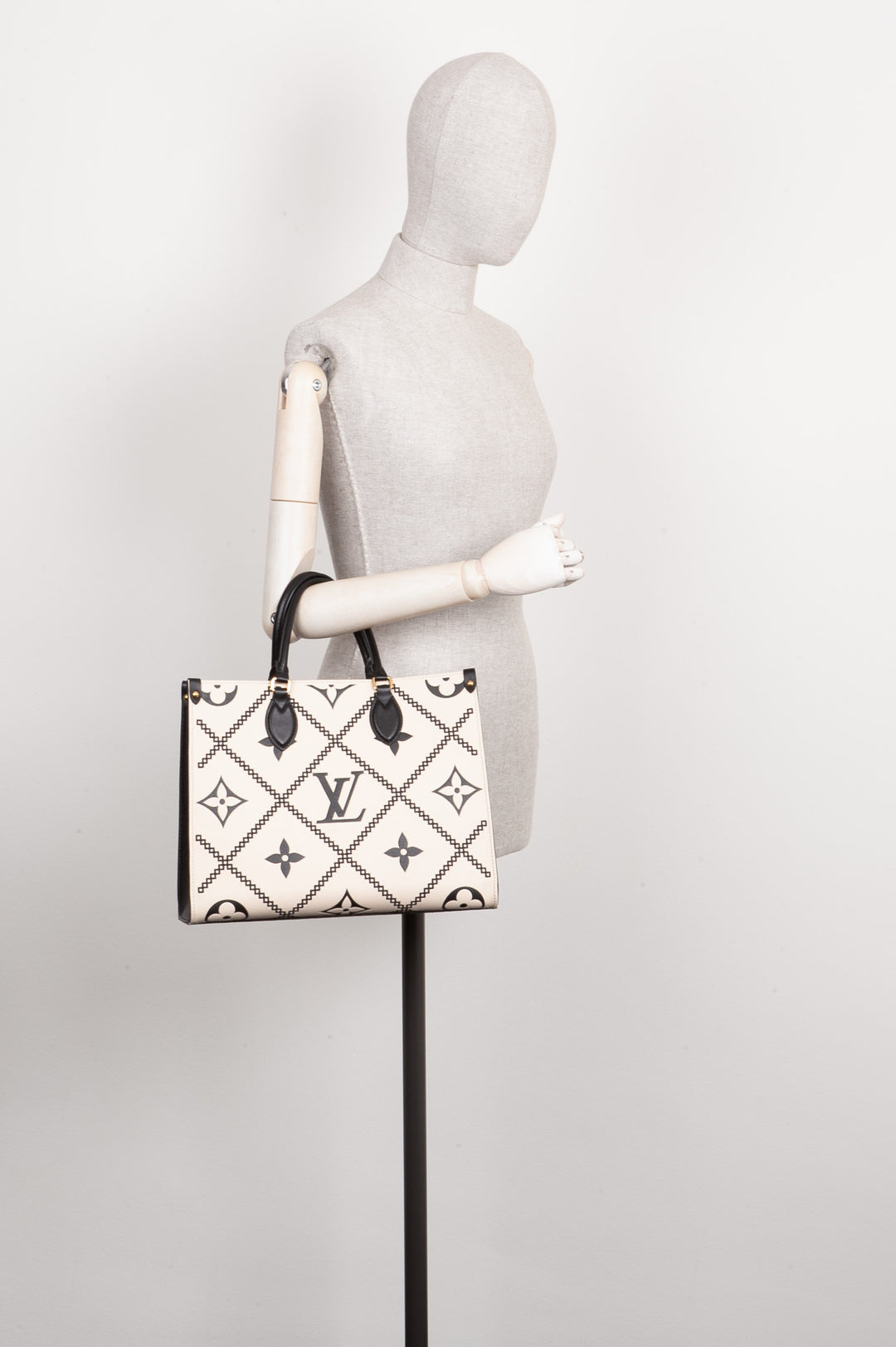 LOUIS VUITTON OnTheGo MM Black and White