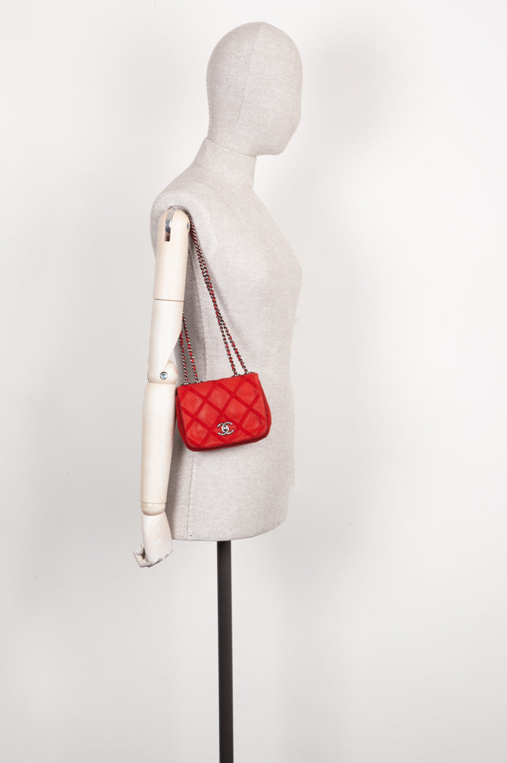CHANEL Mini Sac à Rabat Rouge Irisé