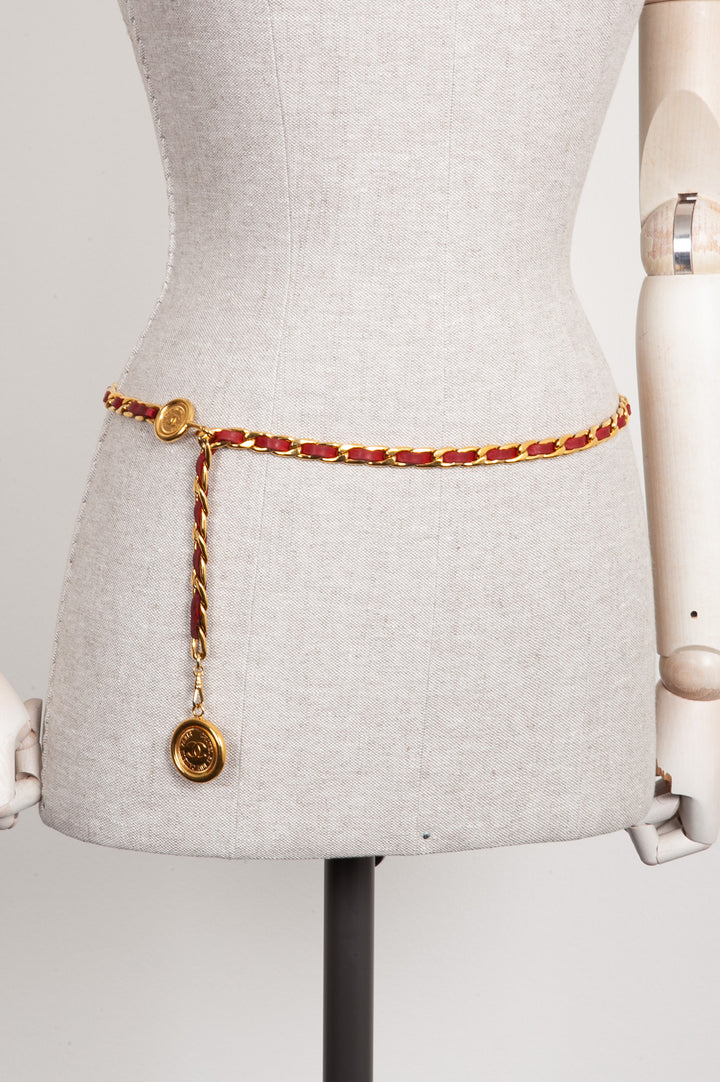 CHANEL Ceinture chaîne avec médaillon rouge