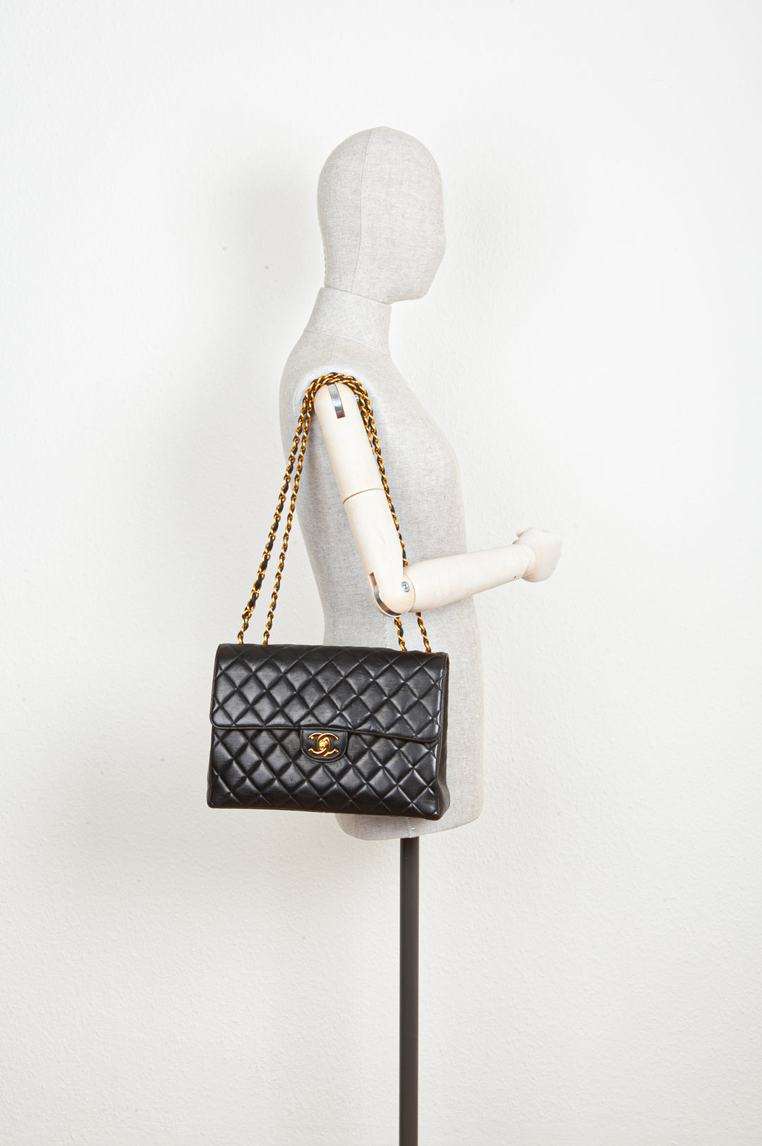 CHANEL Vintage Jumbo Sac à Rabat Unique Noir
