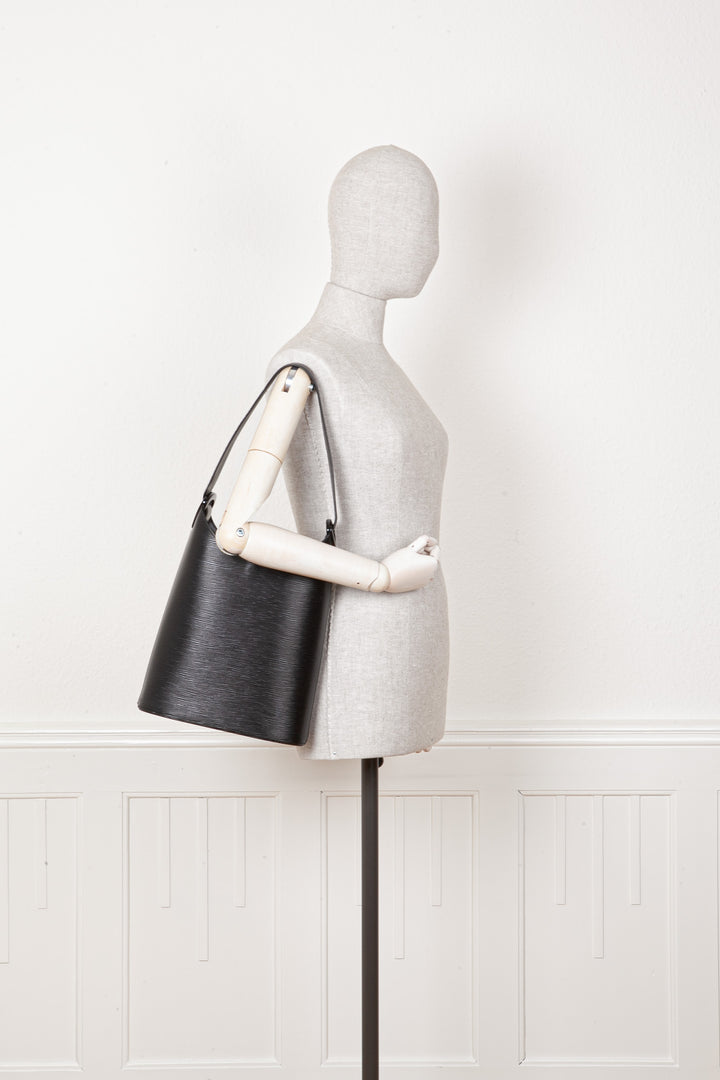 LOUIS VUITTON Verseau Bag Epi Black