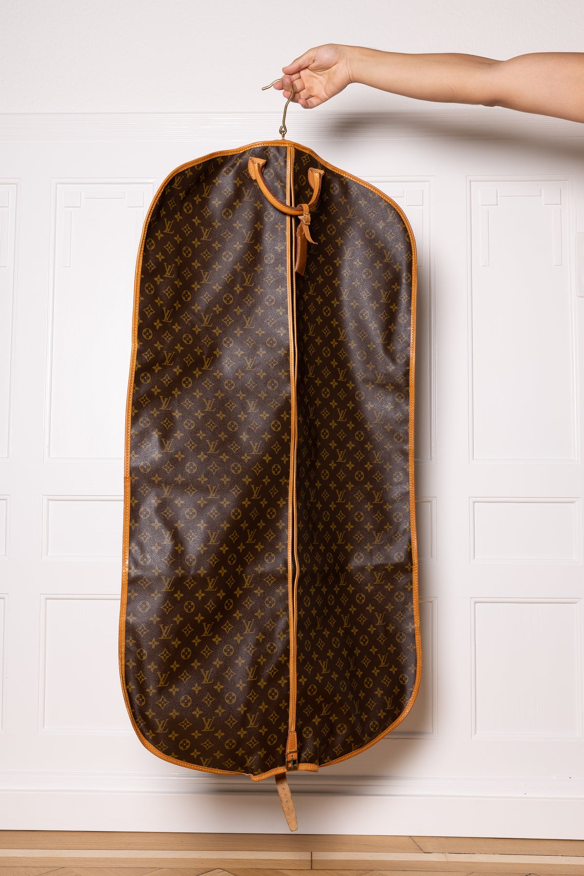 LOUIS VUITTON Monogram Suter Garment Cover M23522 LV Auth ro096