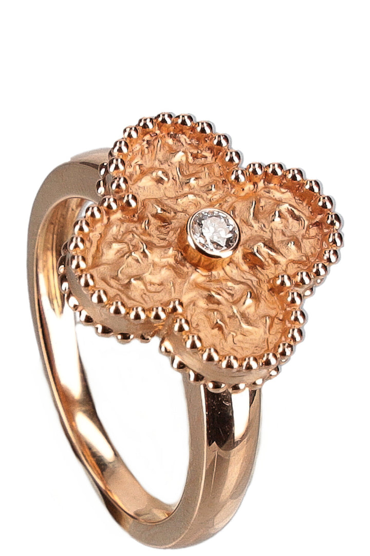 VAN CLEEF &amp; ARPLES Bague Alhambra vintage texturée avec diamant en or rose 18 carats